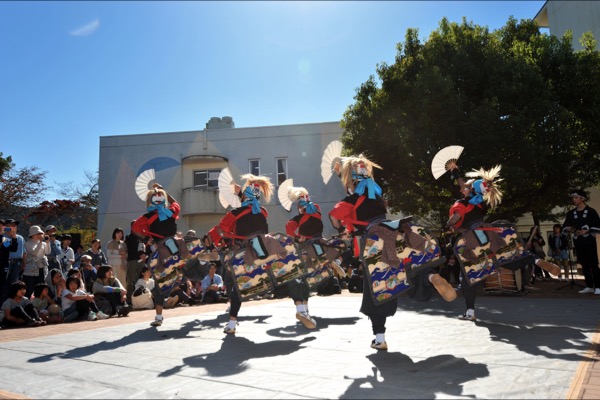 民族舞踊部の中庭公演。岩手に伝わる民俗芸能「朴木沢念仏剣舞」。
