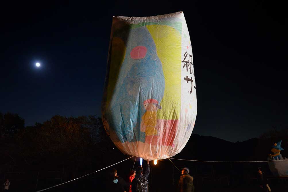 「 紙風船サークル 」の紙風船も月夜の空へ。